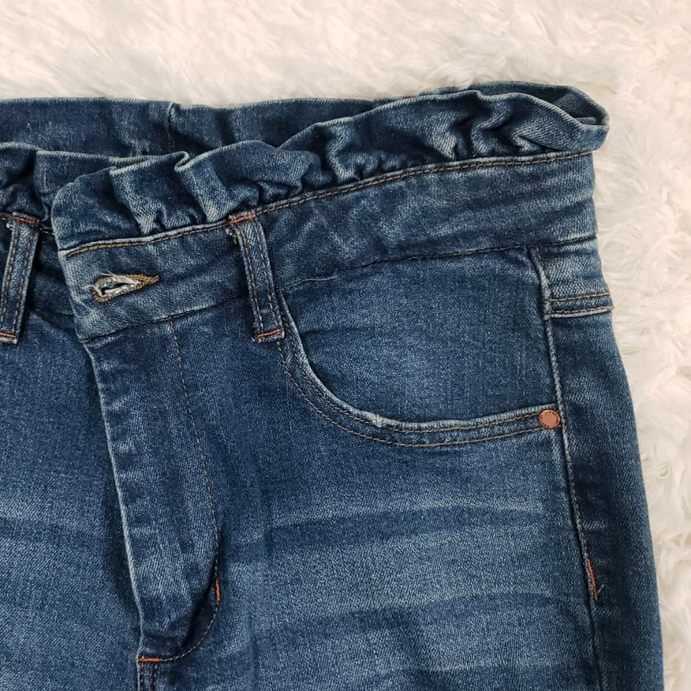 HIGH-RISE JEANS